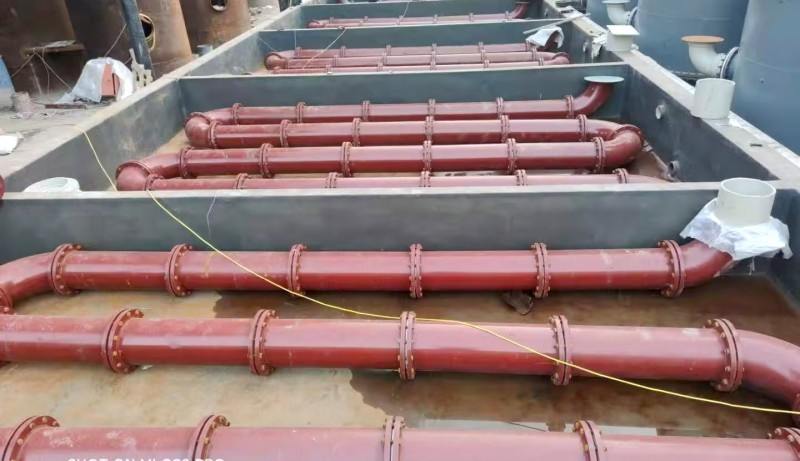 　　多宝(中国)官方管道的内衬层厚度可以根据不同的使用工况和介质情况有所不同。以下是一些具体的厚度要求： 　　腐蚀的介质：对于供排多宝(中国)官方管道水管道无腐蚀的介质，内衬层的厚度一般为0.5MM至2MM。其中，0.5MM的内衬层通常用于排风管道，而1.2MM的内衬层则常用于普通的排水管。 　　腐蚀性介质：对于含有腐蚀性介质的管道，脱硫塔塔外管，多宝(中国)官方管道内衬层的厚度一般会做到2-3MM，并且可能会加入提高耐磨性的碳化硅。此外，对于某些特定的管材内衬，其厚度可能需要根据具体使用介质和压力进行定做。 　　国家标准：根据国家标准GB/T21238-2007，多宝(中国)官方管道内衬层的厚度不得小于1.2MM。同时，JC/T3079-1988规定内表层不小于0.5MM，内表层和次内表层厚度不小于1.2MM。 　　设备大小和使用温度：对于一些大型设备或在特定的使用温度下，内衬层的厚度一般建议为2-3MM。如果太薄了，可能会因制作时汽泡的问题导致渗漏。如果做的太厚，由于气温的变化，两种不同材质（钢/玻璃钢）的线膨胀系数不同，容易脱落。 　　总的来说，多宝(中国)官方管道的内衬层厚度应该是根据管道的工作环境和盛装的介质情况来确定的。在实际应用中，可能需要根据具体情况和需求进行适当的调整。